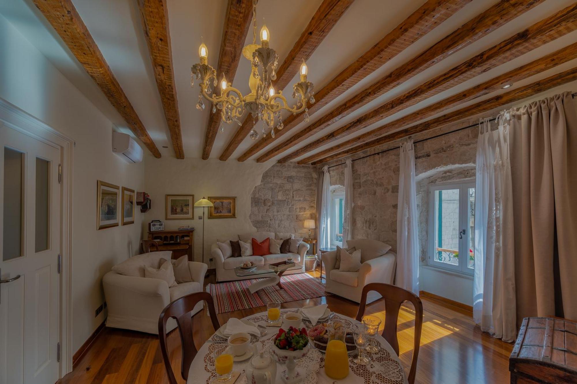 Stone Pearl Heritage Luxury Suite Split Exterior photo