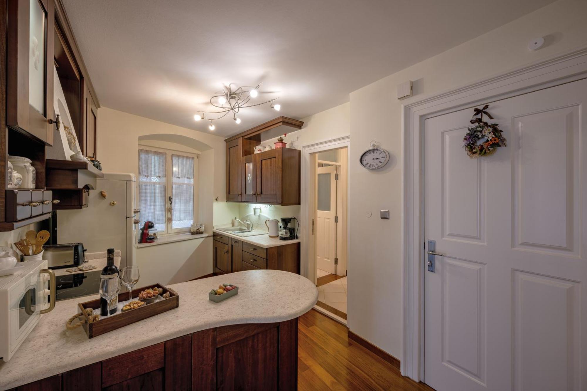 Stone Pearl Heritage Luxury Suite Split Exterior photo